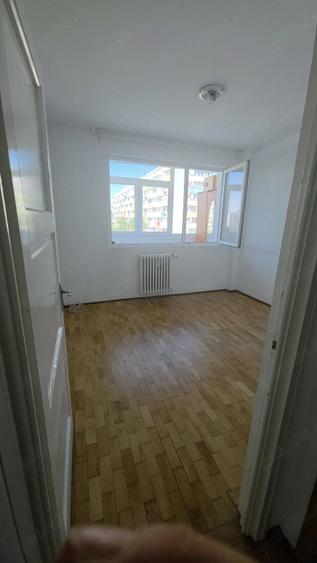 Apartament cu 3 camere semidecomandat în 1 Mai