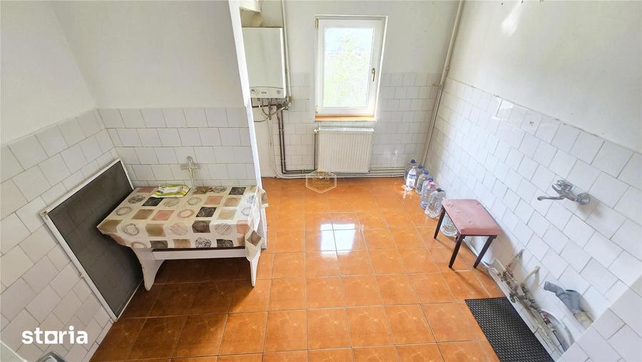 Apartament cu 4 camere decomandat în Micro 16