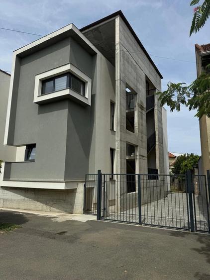 Casă cu 6 camere cu Teren 324 Mp în Central