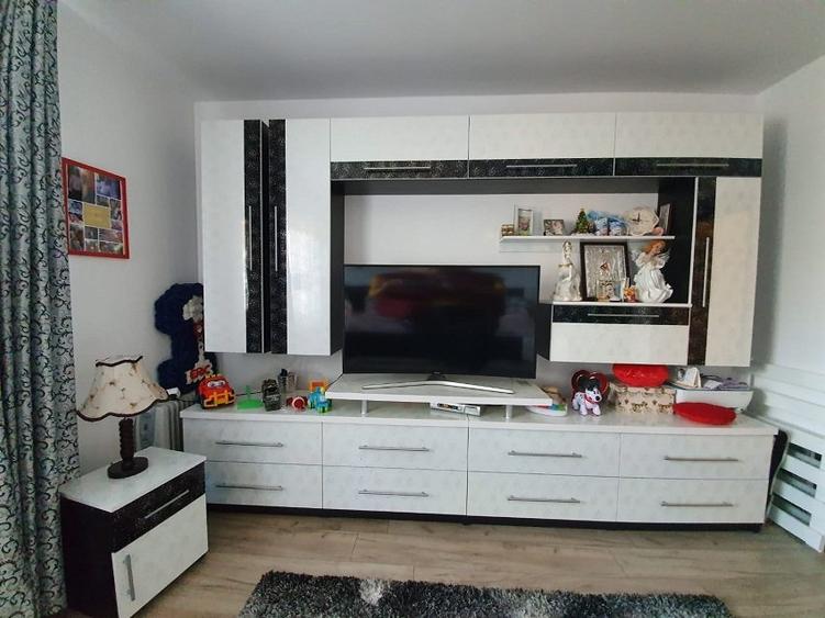 Casă individuală cu 4 camere cu Garaj în Exterior Est