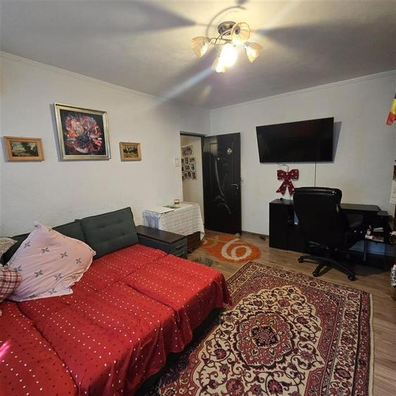 Apartament cu 3 camere semidecomandat în Alexandru cel Bun