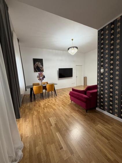 Apartament cu 3 camere semidecomandat, mobilat în Universitate