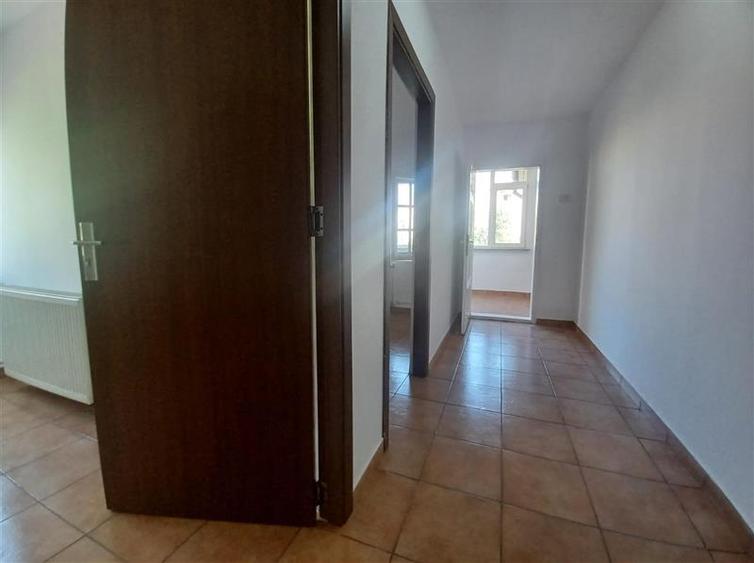 Casă individuală cu 6 camere cu Canalizare în Dristor