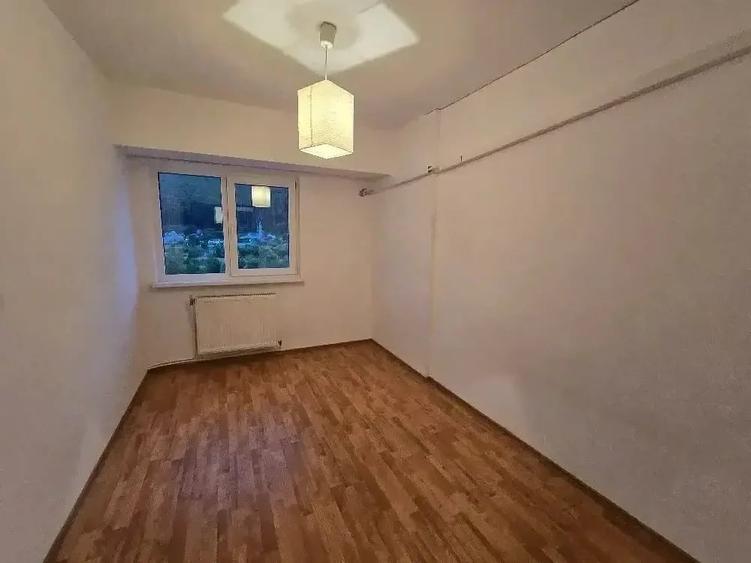 Apartament cu 3 camere decomandat în Sud