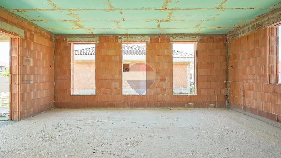 Casă cu Teren 500 Mp în Cristian