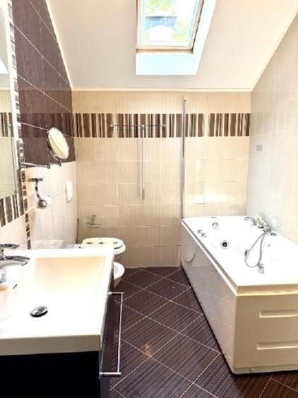 Casă individuală cu 6 camere cu Canalizare în Central
