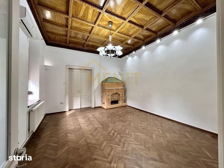 Casă cu 9 camere semidecomandat cu Teren 438 Mp în Central