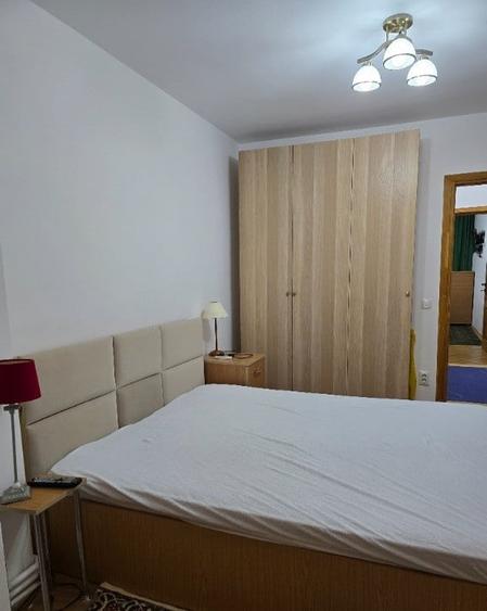 Apartament cu 3 camere semidecomandat, mobilat în 1 Mai