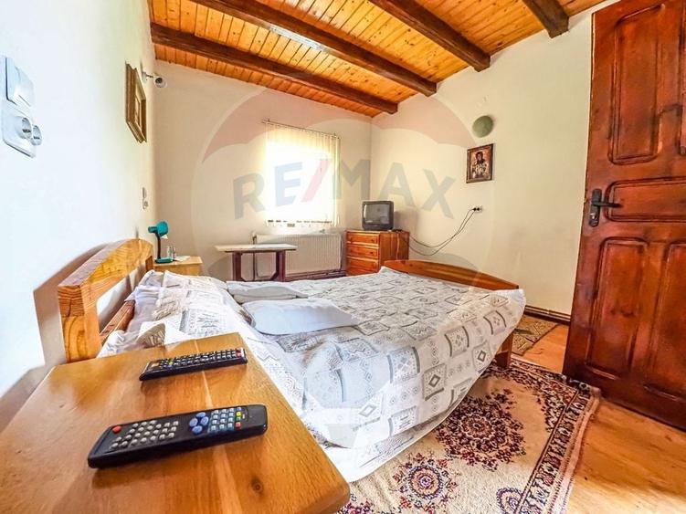Casă individuală cu 20 camere cu Teren 10330 Mp în Central