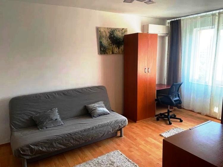 Garsonieră decomandată în Titan