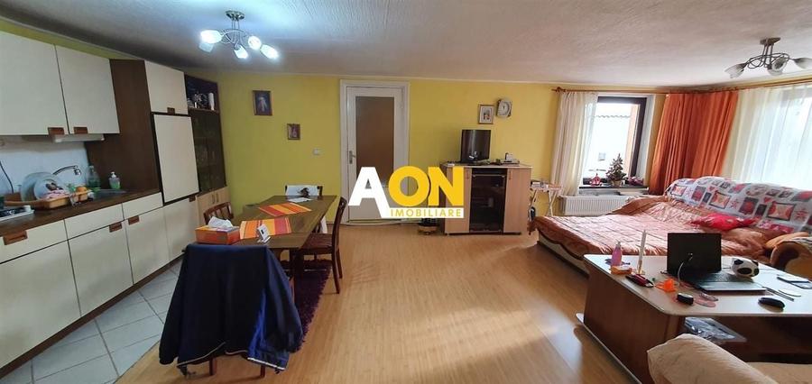 Casă individuală cu 7 camere cu Canalizare în Sântimbru