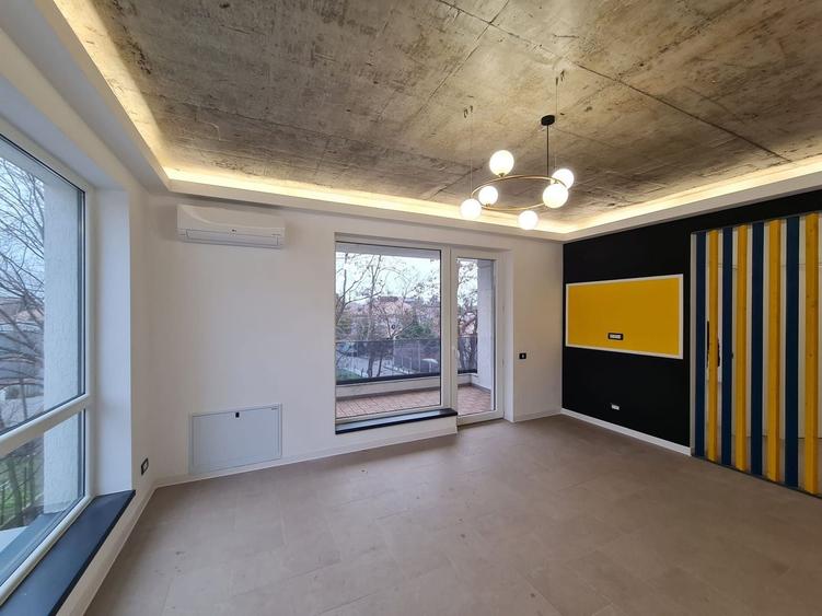 Apartament cu 3 camere semidecomandat în Colentina