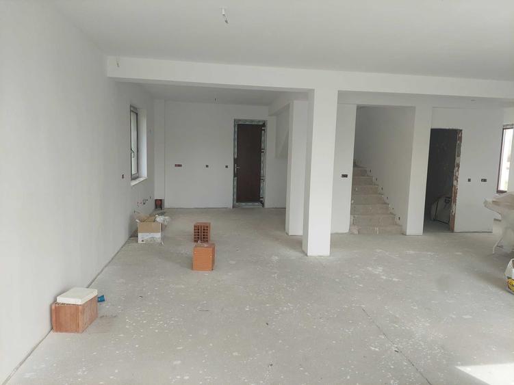Casă cu 4 camere în Corușu