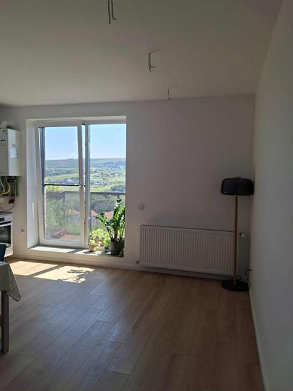 Apartament cu 3 camere semidecomandat, mobilat în Chinteni