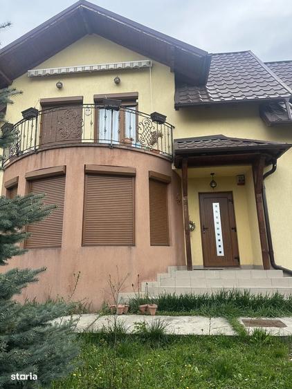 Casă cu 4 camere decomandat în Cornu