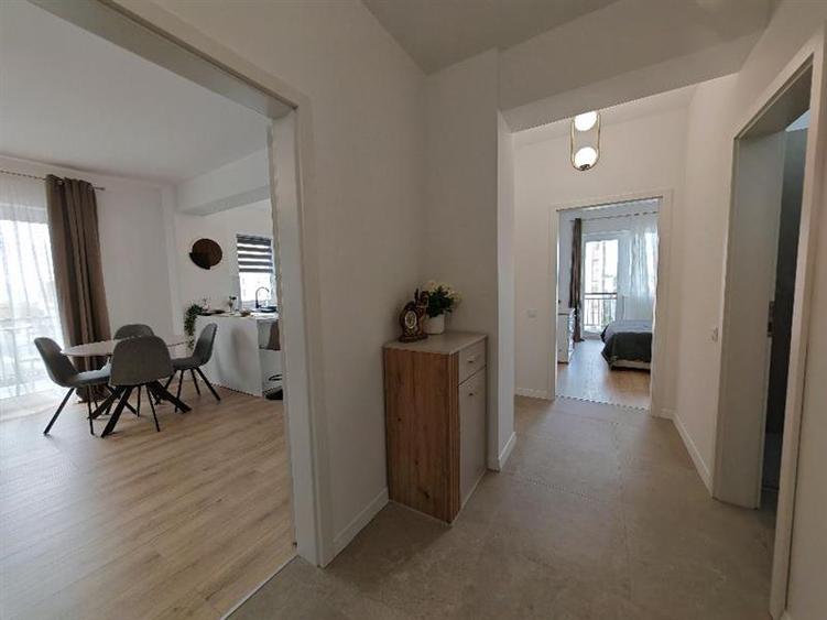 Apartament cu 3 camere decomandat, mobilat în Tractorul