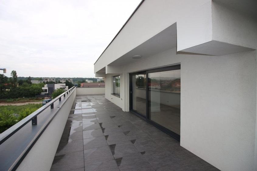 Penthouse cu 4 camere semidecomandat în Băneasa