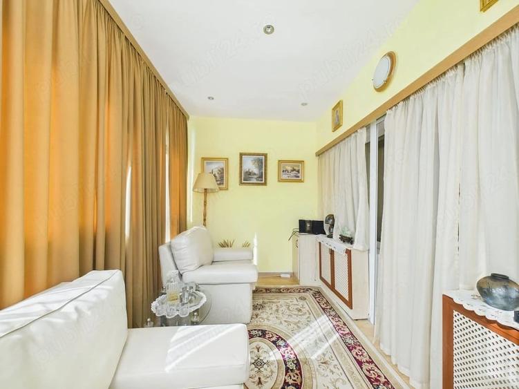 Casă cu 10 camere cu Teren 601 Mp în Central