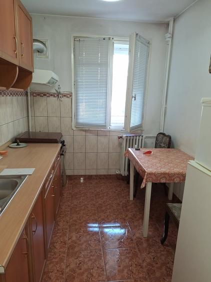 Apartament cu 3 camere semidecomandat în Basarabia