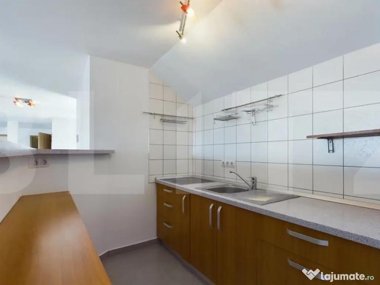 Apartament cu 4 camere semidecomandat, mobilat în Girocului