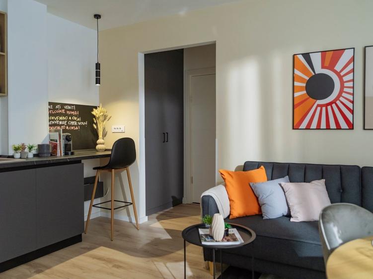 Apartament cu 3 camere semidecomandat, mobilat în