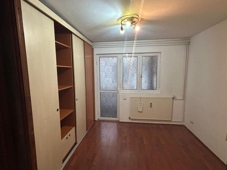 Apartament cu 4 camere semidecomandat în Drumul Taberei