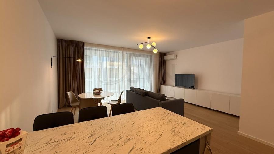 Apartament cu 3 camere semidecomandat, mobilat în Băneasa