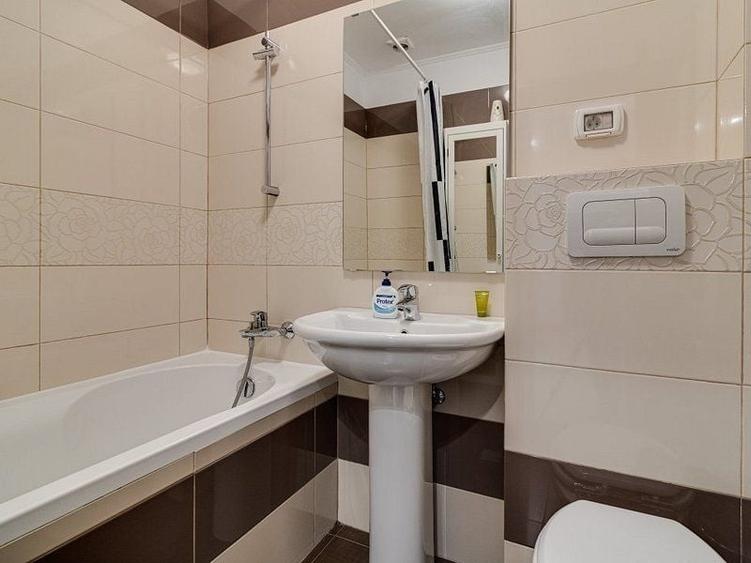 Apartament cu 3 camere semidecomandat, mobilat în Băneasa