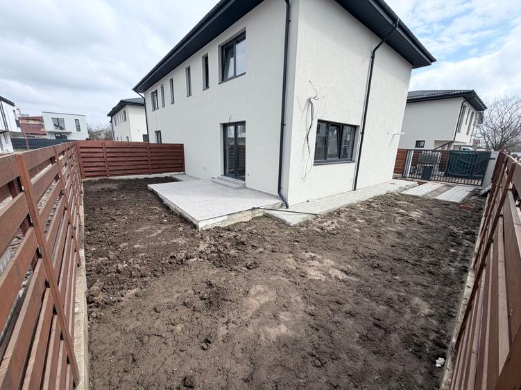 Duplex cu 3 camere cu Canalizare în Sud