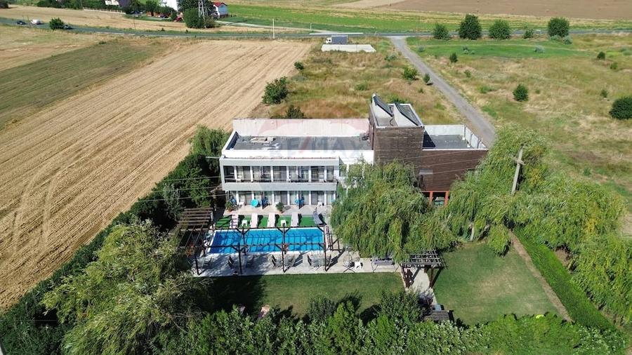 Casă cu 10 camere cu Teren 568 Mp în Corbu