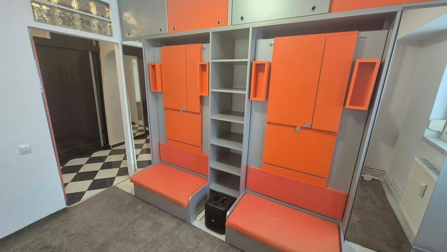 Apartament cu 3 camere semidecomandat în Obor