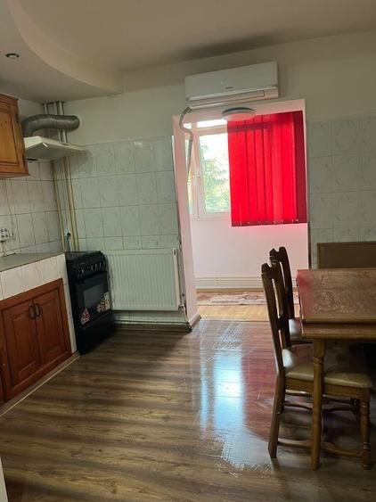 Apartament cu 3 camere decomandat în Rovine