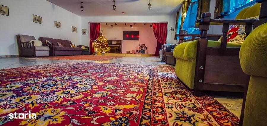 Casă cu 8 camere cu Teren 6100 Mp în Berevoești