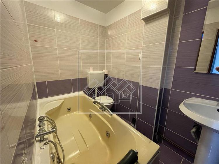 Apartament cu 2 camere decomandat în Valea Aurie