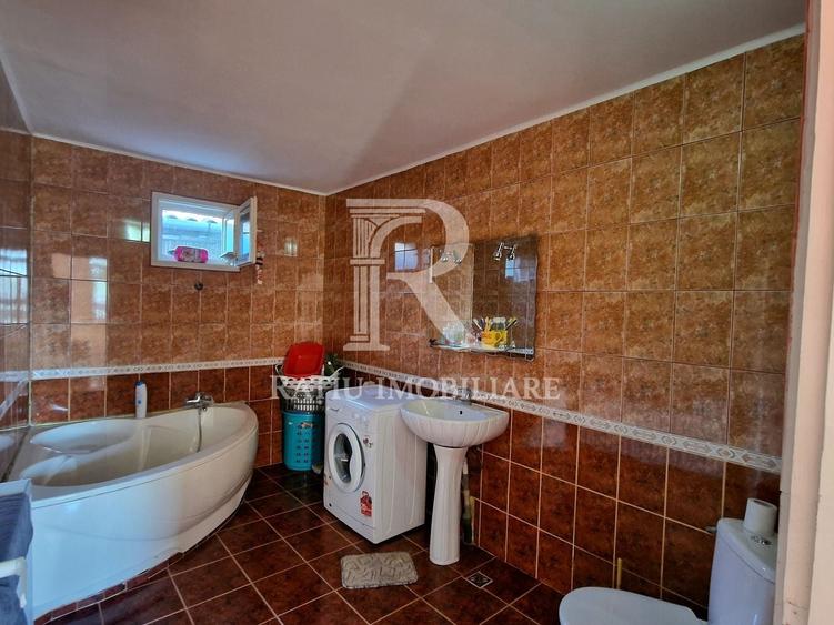 Casă individuală cu 6 camere cu Canalizare în Central