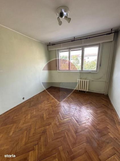 Apartament cu 3 camere decomandat în Rogerius