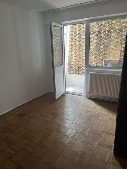 Apartament cu 3 camere semidecomandat în Sârbi