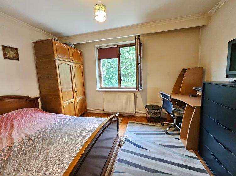 Apartament cu 3 camere semidecomandat în Calea București