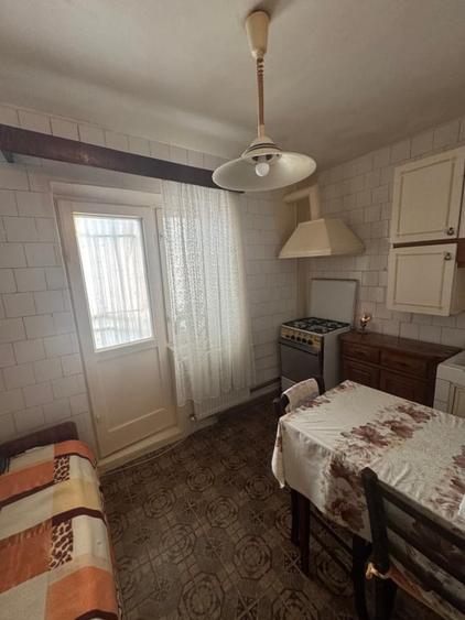 Apartament cu 3 camere decomandat, mobilat în Rovine