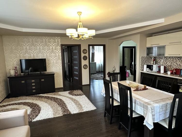 Apartament cu 3 camere decomandat în Central