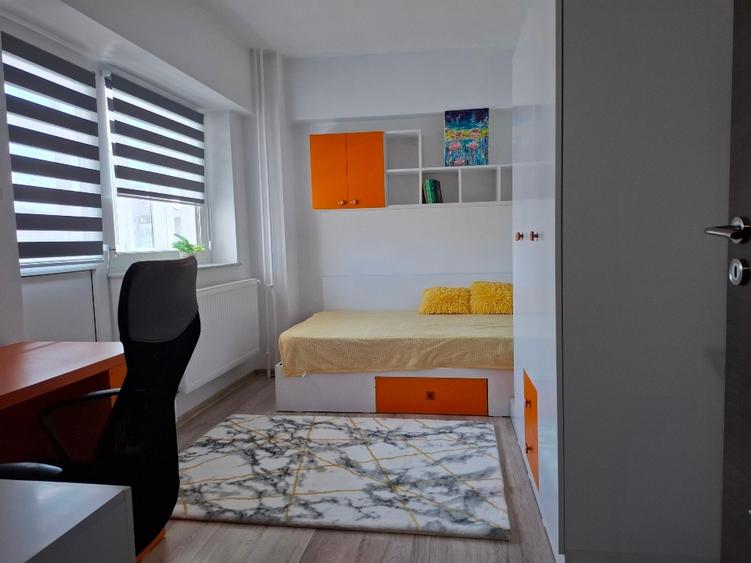Apartament cu 3 camere decomandat în Calea București
