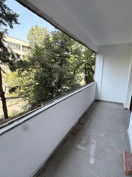 Apartament cu 3 camere semidecomandat în Gorjului