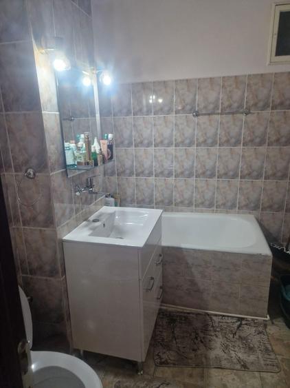 Apartament cu 3 camere decomandat în Valea Muscelului