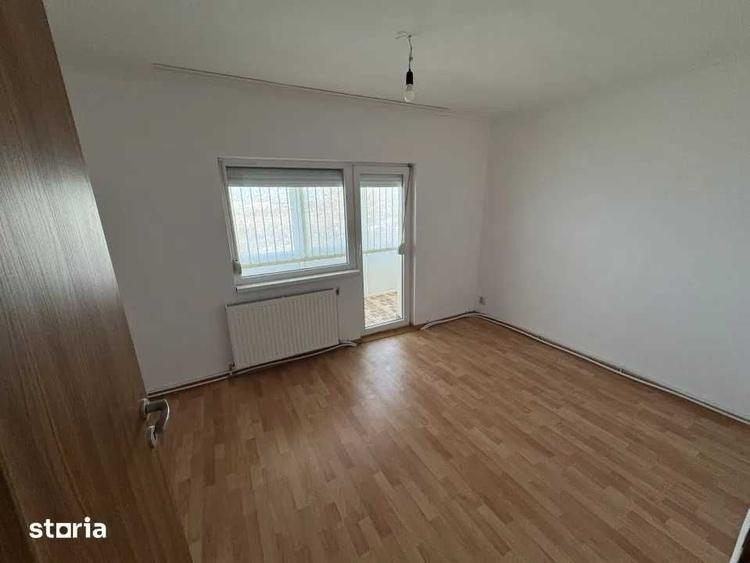 Apartament cu 3 camere decomandat în Micro 16