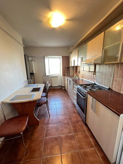 Apartament cu 3 camere decomandat, mobilat în Arcu