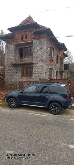 Casă cu 4 camere în Lunca