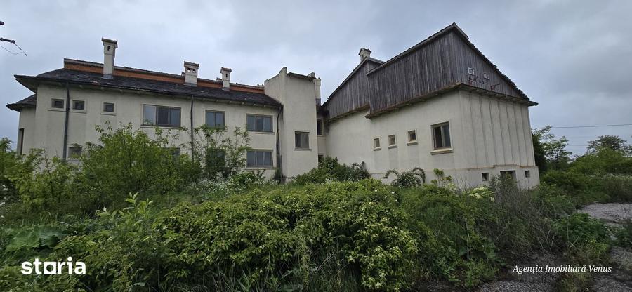 Casă cu 10 camere cu Teren 10000 Mp în Mihai Eminescu