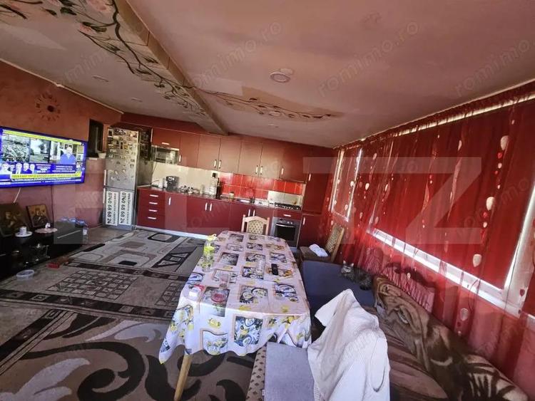 Apartament cu 4 camere semidecomandat, mobilat în Florești