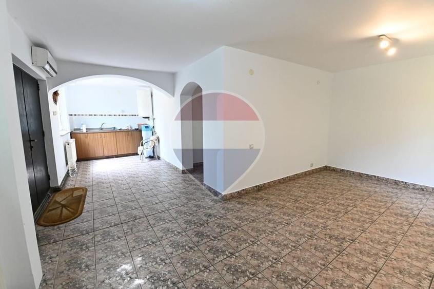 Casă individuală cu 6 camere cu Piscina în Leamna de Sus