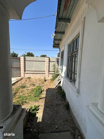 Casă cu 2 camere cu Teren 2700 Mp în Central